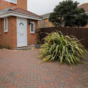  Apartment Entire 3 Bedroom House, 3 Toilets, 2 Baths, Sleep 9 With Free Parking United Kingdom
